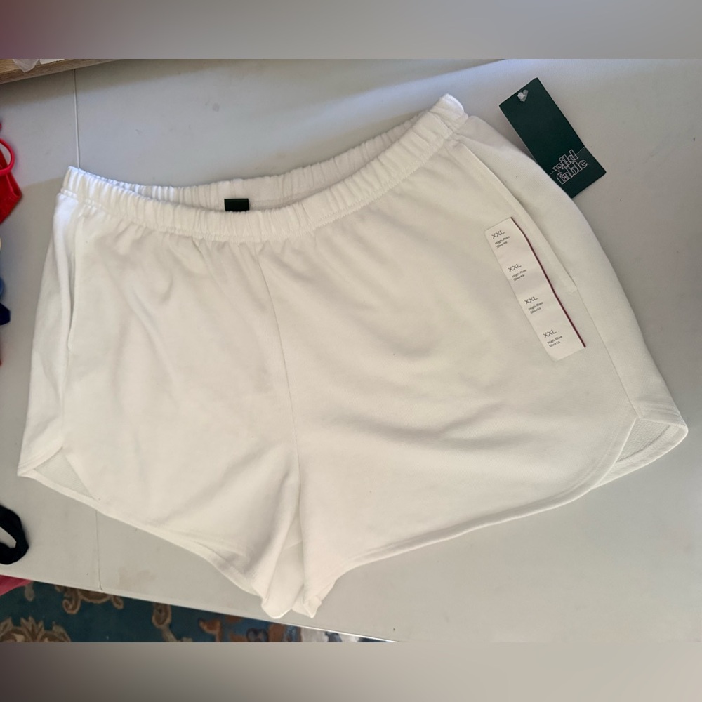 Wild Fable Women's High-Rise Fleece Shorts with Pockets White.
Size XXL - Picture 4 of 15
